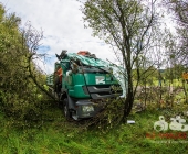 Kipplaster mit Bauschutt überschlägt sich - Feuerwehr muss verletzten Fahrer befreien