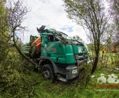 Kipplaster mit Bauschutt überschlägt sich - Feuerwehr muss verletzten Fahrer befreien