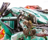 Kipplaster mit Bauschutt überschlägt sich - Feuerwehr muss verletzten Fahrer befreien