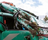 Kipplaster mit Bauschutt überschlägt sich - Feuerwehr muss verletzten Fahrer befreien