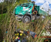 Kipplaster mit Bauschutt überschlägt sich - Feuerwehr muss verletzten Fahrer befreien