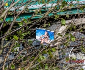 Kipplaster mit Bauschutt überschlägt sich - Feuerwehr muss verletzten Fahrer befreien