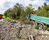 Kipplaster mit Bauschutt überschlägt sich - Feuerwehr muss verletzten Fahrer befreien
