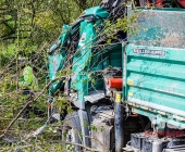 Kipplaster mit Bauschutt überschlägt sich - Feuerwehr muss verletzten Fahrer befreien