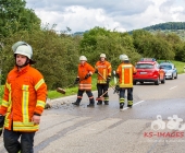 Kipplaster mit Bauschutt überschlägt sich - Feuerwehr muss verletzten Fahrer befreien