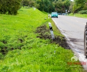 Kipplaster mit Bauschutt überschlägt sich - Feuerwehr muss verletzten Fahrer befreien