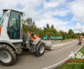 Kipplaster mit Bauschutt überschlägt sich - Feuerwehr muss verletzten Fahrer befreien