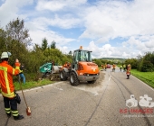 Kipplaster mit Bauschutt überschlägt sich - Feuerwehr muss verletzten Fahrer befreien
