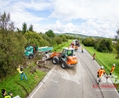 Kipplaster mit Bauschutt überschlägt sich - Feuerwehr muss verletzten Fahrer befreien