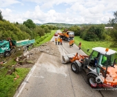 Kipplaster mit Bauschutt überschlägt sich - Feuerwehr muss verletzten Fahrer befreien