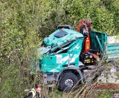 Kipplaster mit Bauschutt überschlägt sich - Feuerwehr muss verletzten Fahrer befreien