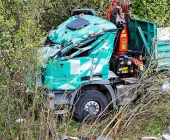 Kipplaster mit Bauschutt überschlägt sich - Feuerwehr muss verletzten Fahrer befreien