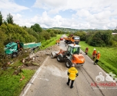 Kipplaster mit Bauschutt überschlägt sich - Feuerwehr muss verletzten Fahrer befreien