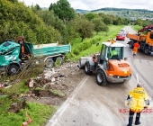 Kipplaster mit Bauschutt überschlägt sich - Feuerwehr muss verletzten Fahrer befreien