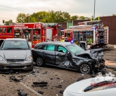 Zivilwagen der Polizei kracht bei Blaulichtfahrt in Renault – 2 Eingeklemmte 4 weitere Verletzte – Renault Fahrer schwerst eingeklemmt erleidet Polytrauma