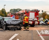 Zivilwagen der Polizei kracht bei Blaulichtfahrt in Renault – 2 Eingeklemmte 4 weitere Verletzte – Renault Fahrer schwerst eingeklemmt erleidet Polytrauma