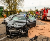 Zivilwagen der Polizei kracht bei Blaulichtfahrt in Renault – 2 Eingeklemmte 4 weitere Verletzte – Renault Fahrer schwerst eingeklemmt erleidet Polytrauma