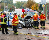 Zivilwagen der Polizei kracht bei Blaulichtfahrt in Renault – 2 Eingeklemmte 4 weitere Verletzte – Renault Fahrer schwerst eingeklemmt erleidet Polytrauma