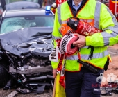 Zivilwagen der Polizei kracht bei Blaulichtfahrt in Renault – 2 Eingeklemmte 4 weitere Verletzte – Renault Fahrer schwerst eingeklemmt erleidet Polytrauma