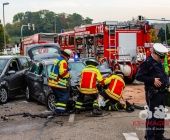 Zivilwagen der Polizei kracht bei Blaulichtfahrt in Renault – 2 Eingeklemmte 4 weitere Verletzte – Renault Fahrer schwerst eingeklemmt erleidet Polytrauma