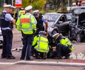 Zivilwagen der Polizei kracht bei Blaulichtfahrt in Renault – 2 Eingeklemmte 4 weitere Verletzte – Renault Fahrer schwerst eingeklemmt erleidet Polytrauma