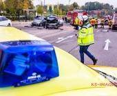 Zivilwagen der Polizei kracht bei Blaulichtfahrt in Renault – 2 Eingeklemmte 4 weitere Verletzte – Renault Fahrer schwerst eingeklemmt erleidet Polytrauma