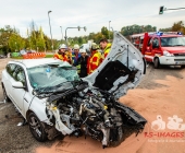 Zivilwagen der Polizei kracht bei Blaulichtfahrt in Renault – 2 Eingeklemmte 4 weitere Verletzte – Renault Fahrer schwerst eingeklemmt erleidet Polytrauma