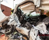 Zivilwagen der Polizei kracht bei Blaulichtfahrt in Renault – 2 Eingeklemmte 4 weitere Verletzte – Renault Fahrer schwerst eingeklemmt erleidet Polytrauma