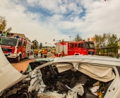 Zivilwagen der Polizei kracht bei Blaulichtfahrt in Renault – 2 Eingeklemmte 4 weitere Verletzte – Renault Fahrer schwerst eingeklemmt erleidet Polytrauma