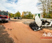 Zivilwagen der Polizei kracht bei Blaulichtfahrt in Renault – 2 Eingeklemmte 4 weitere Verletzte – Renault Fahrer schwerst eingeklemmt erleidet Polytrauma