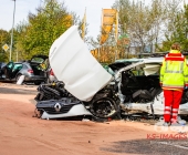 Zivilwagen der Polizei kracht bei Blaulichtfahrt in Renault – 2 Eingeklemmte 4 weitere Verletzte – Renault Fahrer schwerst eingeklemmt erleidet Polytrauma