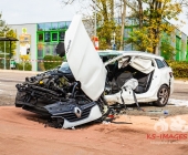 Zivilwagen der Polizei kracht bei Blaulichtfahrt in Renault – 2 Eingeklemmte 4 weitere Verletzte – Renault Fahrer schwerst eingeklemmt erleidet Polytrauma