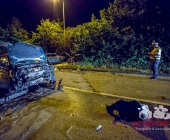 STUTTGART: Auf der Abfahrt von der B10 zur Otto-Hirsch-Brücken kam es am Mittwoch Abend zu einem Verkehrsunfall zwischen 2 PKW. Ein PKW wurde bei dem Unfall gegen einen Laternenmast gedrückt und ist in Flammen aufgegangen.Der ausgebrannte PKW kam aus Richtung B10 und krachte in einen entgegenkommenden PKW der gerade nach rechts abbiegen wollte.Verletzt wurden 3 Personen.