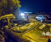 STUTTGART: Auf der Abfahrt von der B10 zur Otto-Hirsch-Brücken kam es am Mittwoch Abend zu einem Verkehrsunfall zwischen 2 PKW. Ein PKW wurde bei dem Unfall gegen einen Laternenmast gedrückt und ist in Flammen aufgegangen.Der ausgebrannte PKW kam aus Richtung B10 und krachte in einen entgegenkommenden PKW der gerade nach rechts abbiegen wollte.Verletzt wurden 3 Personen.