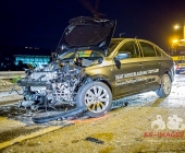STUTTGART: Auf der Abfahrt von der B10 zur Otto-Hirsch-Brücken kam es am Mittwoch Abend zu einem Verkehrsunfall zwischen 2 PKW. Ein PKW wurde bei dem Unfall gegen einen Laternenmast gedrückt und ist in Flammen aufgegangen.Der ausgebrannte PKW kam aus Richtung B10 und krachte in einen entgegenkommenden PKW der gerade nach rechts abbiegen wollte.Verletzt wurden 3 Personen.