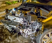 STUTTGART: Auf der Abfahrt von der B10 zur Otto-Hirsch-Brücken kam es am Mittwoch Abend zu einem Verkehrsunfall zwischen 2 PKW. Ein PKW wurde bei dem Unfall gegen einen Laternenmast gedrückt und ist in Flammen aufgegangen.Der ausgebrannte PKW kam aus Richtung B10 und krachte in einen entgegenkommenden PKW der gerade nach rechts abbiegen wollte.Verletzt wurden 3 Personen.