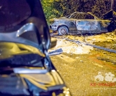 STUTTGART: Auf der Abfahrt von der B10 zur Otto-Hirsch-Brücken kam es am Mittwoch Abend zu einem Verkehrsunfall zwischen 2 PKW. Ein PKW wurde bei dem Unfall gegen einen Laternenmast gedrückt und ist in Flammen aufgegangen.Der ausgebrannte PKW kam aus Richtung B10 und krachte in einen entgegenkommenden PKW der gerade nach rechts abbiegen wollte.Verletzt wurden 3 Personen.