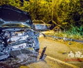 STUTTGART: Auf der Abfahrt von der B10 zur Otto-Hirsch-Brücken kam es am Mittwoch Abend zu einem Verkehrsunfall zwischen 2 PKW. Ein PKW wurde bei dem Unfall gegen einen Laternenmast gedrückt und ist in Flammen aufgegangen.Der ausgebrannte PKW kam aus Richtung B10 und krachte in einen entgegenkommenden PKW der gerade nach rechts abbiegen wollte.Verletzt wurden 3 Personen.