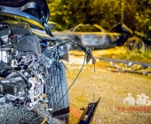 STUTTGART: Auf der Abfahrt von der B10 zur Otto-Hirsch-Brücken kam es am Mittwoch Abend zu einem Verkehrsunfall zwischen 2 PKW. Ein PKW wurde bei dem Unfall gegen einen Laternenmast gedrückt und ist in Flammen aufgegangen.Der ausgebrannte PKW kam aus Richtung B10 und krachte in einen entgegenkommenden PKW der gerade nach rechts abbiegen wollte.Verletzt wurden 3 Personen.