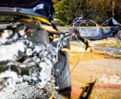 STUTTGART: Auf der Abfahrt von der B10 zur Otto-Hirsch-Brücken kam es am Mittwoch Abend zu einem Verkehrsunfall zwischen 2 PKW. Ein PKW wurde bei dem Unfall gegen einen Laternenmast gedrückt und ist in Flammen aufgegangen.Der ausgebrannte PKW kam aus Richtung B10 und krachte in einen entgegenkommenden PKW der gerade nach rechts abbiegen wollte.Verletzt wurden 3 Personen.