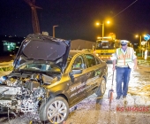 STUTTGART: Auf der Abfahrt von der B10 zur Otto-Hirsch-Brücken kam es am Mittwoch Abend zu einem Verkehrsunfall zwischen 2 PKW. Ein PKW wurde bei dem Unfall gegen einen Laternenmast gedrückt und ist in Flammen aufgegangen.Der ausgebrannte PKW kam aus Richtung B10 und krachte in einen entgegenkommenden PKW der gerade nach rechts abbiegen wollte.Verletzt wurden 3 Personen.