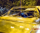 STUTTGART: Auf der Abfahrt von der B10 zur Otto-Hirsch-Brücken kam es am Mittwoch Abend zu einem Verkehrsunfall zwischen 2 PKW. Ein PKW wurde bei dem Unfall gegen einen Laternenmast gedrückt und ist in Flammen aufgegangen.Der ausgebrannte PKW kam aus Richtung B10 und krachte in einen entgegenkommenden PKW der gerade nach rechts abbiegen wollte.Verletzt wurden 3 Personen.