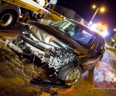 STUTTGART: Auf der Abfahrt von der B10 zur Otto-Hirsch-Brücken kam es am Mittwoch Abend zu einem Verkehrsunfall zwischen 2 PKW. Ein PKW wurde bei dem Unfall gegen einen Laternenmast gedrückt und ist in Flammen aufgegangen.Der ausgebrannte PKW kam aus Richtung B10 und krachte in einen entgegenkommenden PKW der gerade nach rechts abbiegen wollte.Verletzt wurden 3 Personen.