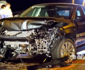 STUTTGART: Auf der Abfahrt von der B10 zur Otto-Hirsch-Brücken kam es am Mittwoch Abend zu einem Verkehrsunfall zwischen 2 PKW. Ein PKW wurde bei dem Unfall gegen einen Laternenmast gedrückt und ist in Flammen aufgegangen.Der ausgebrannte PKW kam aus Richtung B10 und krachte in einen entgegenkommenden PKW der gerade nach rechts abbiegen wollte.Verletzt wurden 3 Personen.