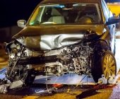STUTTGART: Auf der Abfahrt von der B10 zur Otto-Hirsch-Brücken kam es am Mittwoch Abend zu einem Verkehrsunfall zwischen 2 PKW. Ein PKW wurde bei dem Unfall gegen einen Laternenmast gedrückt und ist in Flammen aufgegangen.Der ausgebrannte PKW kam aus Richtung B10 und krachte in einen entgegenkommenden PKW der gerade nach rechts abbiegen wollte.Verletzt wurden 3 Personen.