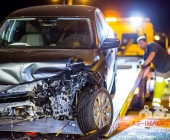 STUTTGART: Auf der Abfahrt von der B10 zur Otto-Hirsch-Brücken kam es am Mittwoch Abend zu einem Verkehrsunfall zwischen 2 PKW. Ein PKW wurde bei dem Unfall gegen einen Laternenmast gedrückt und ist in Flammen aufgegangen.Der ausgebrannte PKW kam aus Richtung B10 und krachte in einen entgegenkommenden PKW der gerade nach rechts abbiegen wollte.Verletzt wurden 3 Personen.