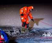 Übung Wasserrettung Person in Eis eingebrochen