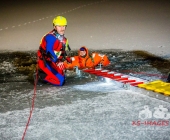 Übung Wasserrettung Person in Eis eingebrochen