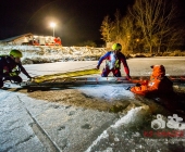 Übung Wasserrettung Person in Eis eingebrochen