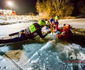 Übung Wasserrettung Person in Eis eingebrochen